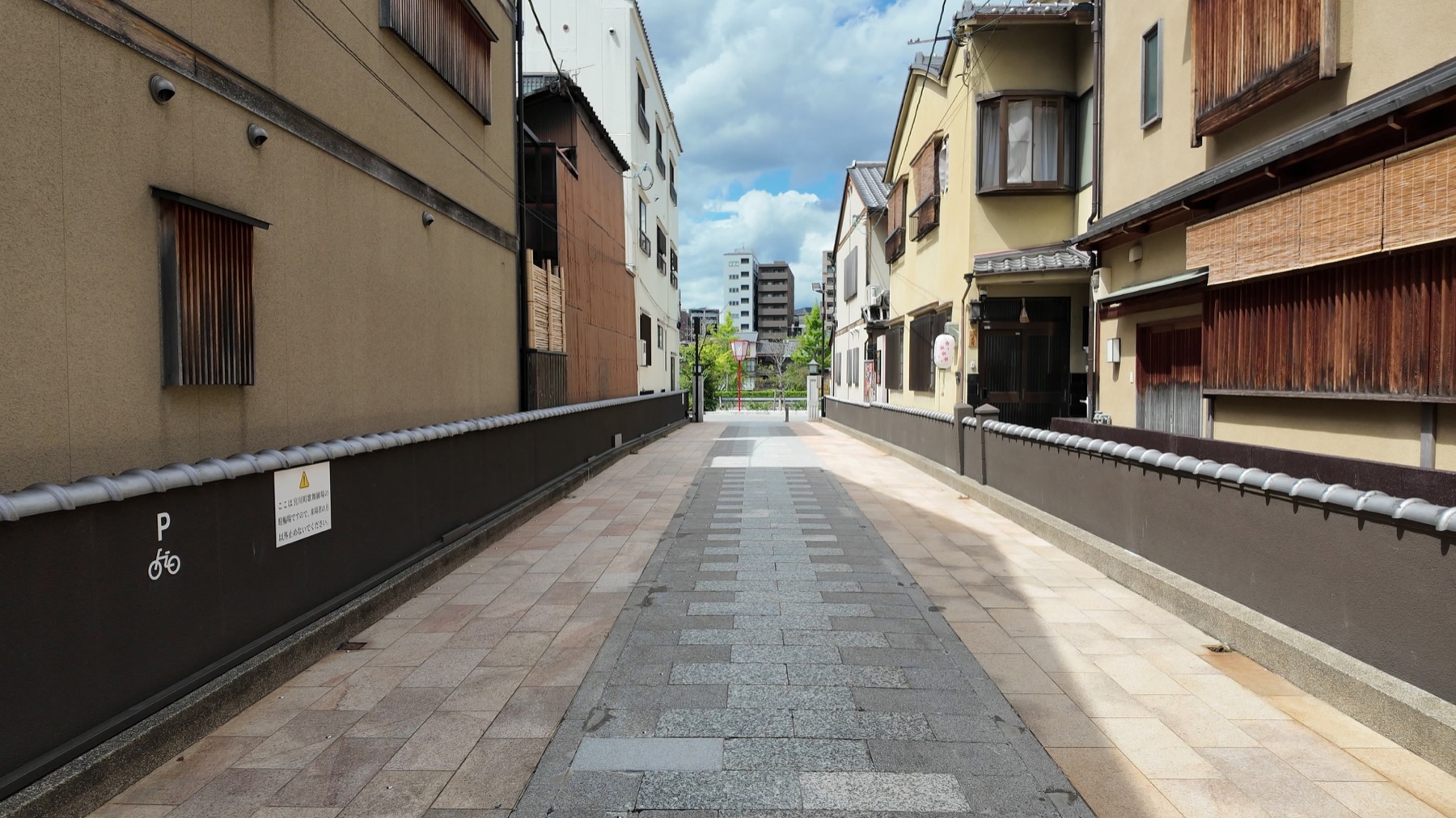 京都の石畳の通り